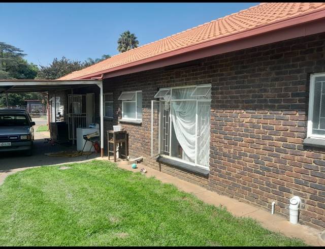 4 BEDROOM HOUSE FOR SALE IN OOS EINDE